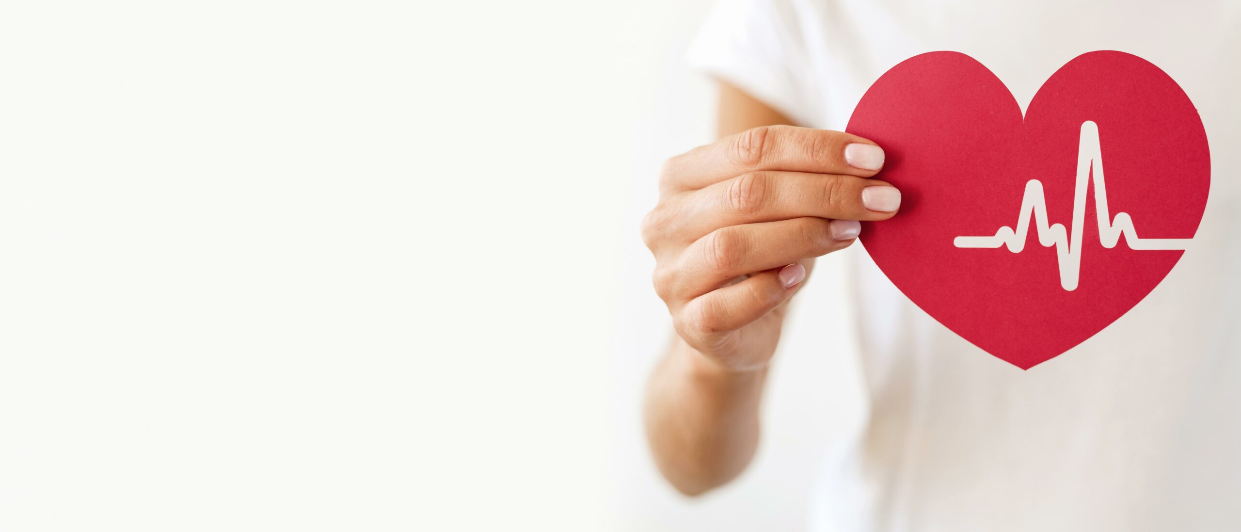 vista-frontale-della-donna-che-tiene-il-cuore-di-carta-con-il-battito-cardiaco Immagine di <a href="https://it.freepik.com/foto-gratuito/vista-frontale-della-donna-che-tiene-il-cuore-di-carta-con-il-battito-cardiaco_9638055.htm#query=donatori%20sangue&position=38&from_view=keyword&track=ais">Freepik</a>